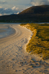 Playa Horgabost contra isla Taransay. Horgabost Beach nearby Taransay Island. South Harris Island....