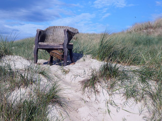 Korbsessel auf Düne am Strand