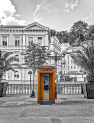 Telefonzelle auf der Strasse in Karlsbad