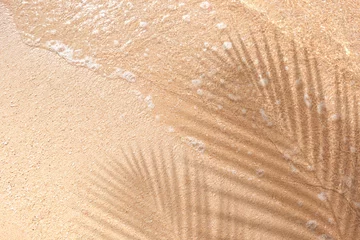 Fototapeten Selektive Fokussierung auf Sommer- und Urlaubshintergründe mit Schatten von Kokosblättern am sauberen Sandstrand © hakinmhan