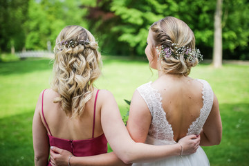 Braut und Trauzeugin Fotoshooting