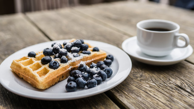 Waffel mit Heidelbeeren und Kaffee Detail