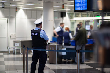 Polizist am Flughafen, Gepäckabfertigung, Kontrolle - obrazy, fototapety, plakaty