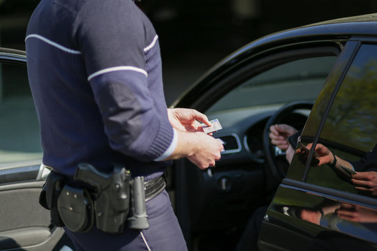 Polizei Kontrolle, Polizist am Fahrzeug, F&uuml;hrerschein und Papiere