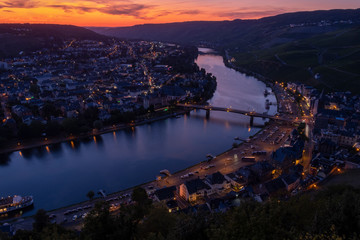 Naklejka premium Blaue Stunde und Sonnenuntergang in Bernkastel-Kues