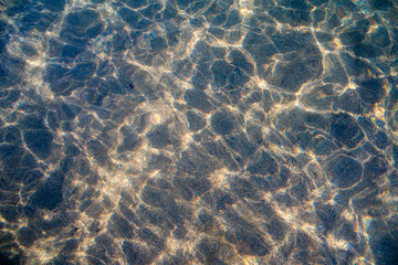 Fototapeta na wymiar Das Wasser im Meer so klar und sauber, das man die Steine sehen kann