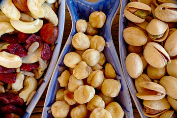 Geschälte Haselnüsse in blauer Fischschale