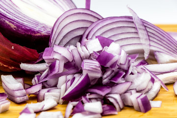 Obraz premium Red onions on a wooden cutting board. Calgary, alberta Canada