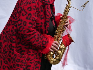Obraz premium Teilaufnahme einer Saxophonspielerin