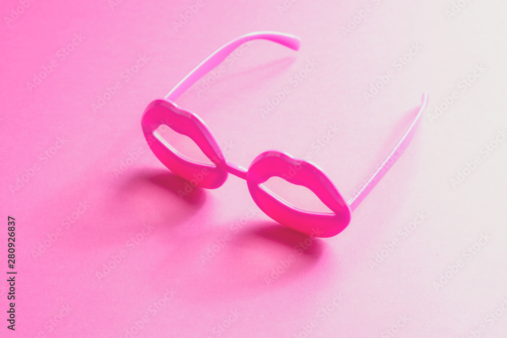 Wall mural funky lip shape glasses on pink