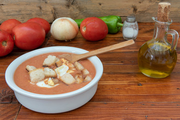 Gazpacho andaluz, sopa fría de tomate hecha de verduras crudas, mezcladas