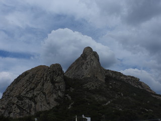 peña de bernal y nubes