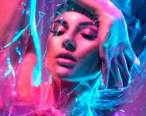 Fotobehang Mannequin vrouw in kleurrijke felle neonlichten poseren in studio door transparante film. Portret van mooi sexy meisje in UV. Art design kleurrijke make-up © Subbotina Anna