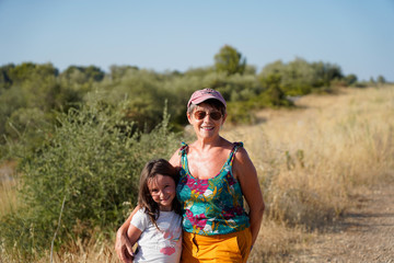 Petite fille et sa grand-mère en promenade