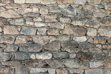 murs anciens formés de pierres de tailles differentes 