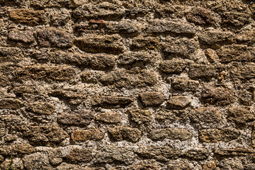 murs anciens formés de pierres de tailles differentes 