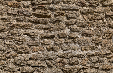 murs anciens formés de pierres de tailles differentes 