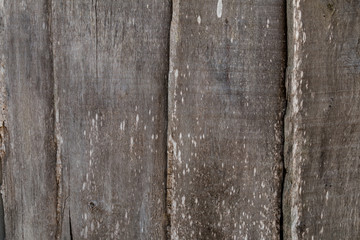 planches de bois pouvant évoquer des portes ou des palissades
