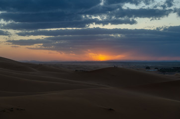 Fototapeta na wymiar Tramonto sulle dune di Merzouga