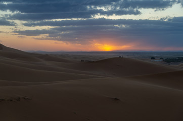 Fototapeta na wymiar Tramonto nel deserto di Erg Chebbi