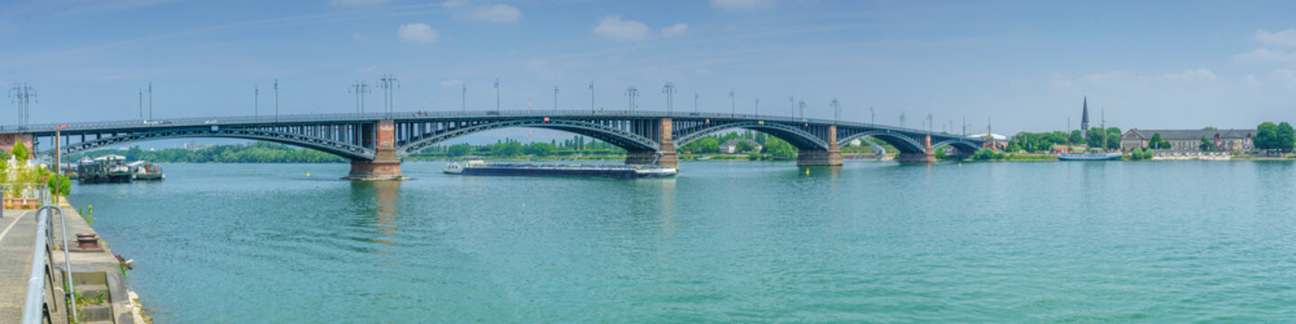 Panorama Theodor-Heuss-Brücke und Kasteler Strand