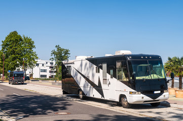Wohnmobile am Strassenrand geparkt