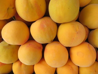 Fototapeta na wymiar Beautiful peaches of nice color and delicious flavor