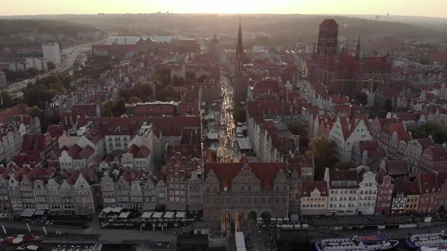 Gdańsk, panorama Śr&oacute;dmieścia, Długi Targ, Zielona Brama, kości&oacute;ł Bazylika Mariacka o zachodzie słońca