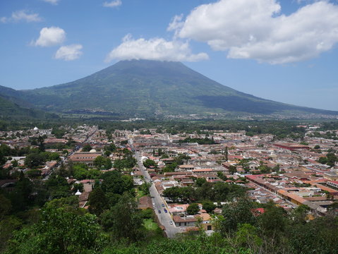 Stadt La Guatemala Antigua Volcan de Agua Vulkan spanische Kolonie Kolonialstadt Erdbeben Stadtbild Mittelamerika Stratovulkan Schichtvulkan Vulkankegel Aussichtspunkt Naturkatastrophe Weltkulturerbe 