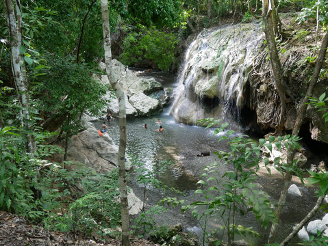 Guatemala Rio Dulce Izabal hot springs Lake hei&szlig;e Quellen See Wasserfall Vulkan Erdw&auml;rme hei&szlig;es warmes Wasser baden schwimmen Reise Top 10 Fels Spass Wald Felsen Tourismus Attraktion Sehensw&uuml;rdigkeit 
