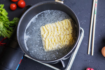 Cooking instant noodles in a pan