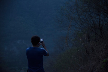 Hombre tomando foto al paisaje profundo