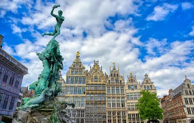 Rolgordijnen De Brabo-fontein op de Grote Markt (Hoofdplein) van Antwerpen (Antwerpen), België. © Jbyard