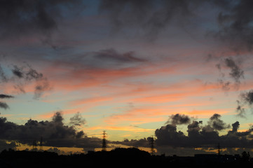 オレンジ色の夕焼け雲と都会のシルエット