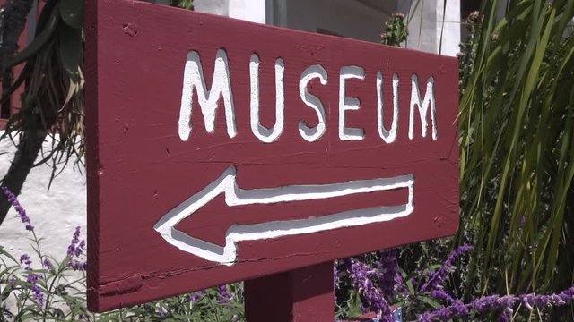Museum entrance sign with arrow pointing 4k