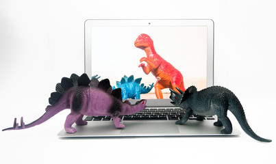 Fototapeta premium zabawki dinozaurów oglądające film o dinozaurach