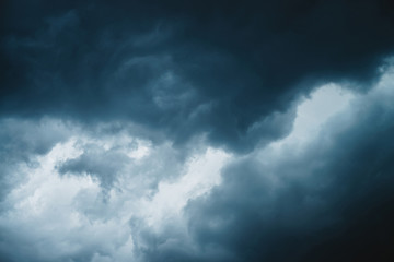 Obraz premium Dramatic cloudscape texture. Dark heavy thunderstorm clouds before rain. Overcast rainy bad weather. Storm warning. Natural blue background of cumulonimbus. Nature backdrop of stormy cloudy sky.