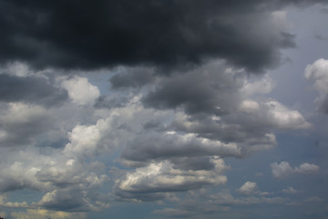 Fototapeta na wymiar Dark clouds in the sky are signs of rain.