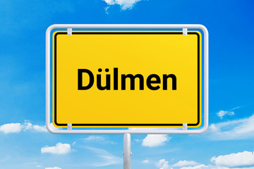 Stadt Dülmen. Gelbes Schild, Ortsschild, Ortseingangsschild. Himmel mit Wolken.