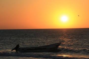 lancha en un atardecer