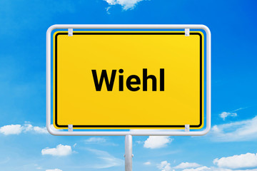 Stadt Wiehl. Gelbes Schild, Ortsschild, Ortseingangsschild. Himmel mit Wolken.