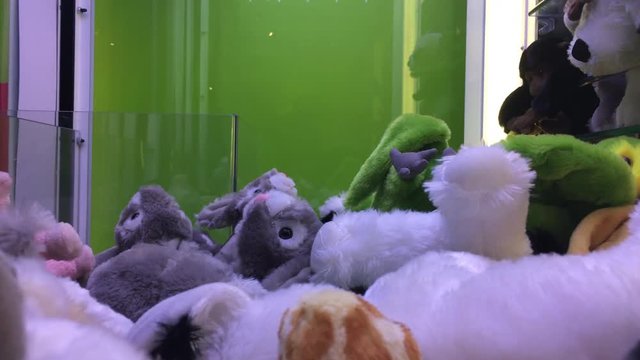 Prizes in grabber claw machine 4k