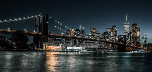Fototapeta na wymiar Brooklyn Bridge and Jane's Carousel steps from lower Manhattan