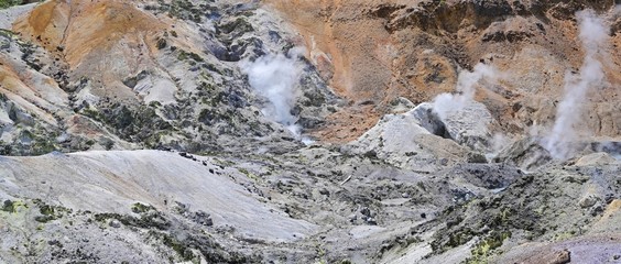 Fototapeta na wymiar 荒涼とした登別地獄谷と吹き上げる水蒸気の情景＠北海道