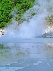 登別温泉大湯沼で見た活発に吹き上げる水蒸気の情景＠北海道