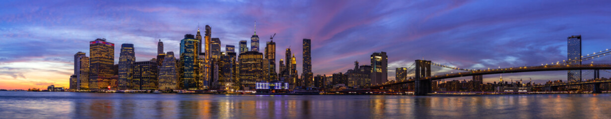 Fototapeta na wymiar Colourful sunset at Brooklyn Bridge Park.