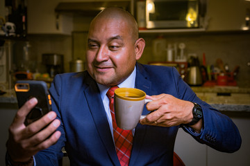 Papá ejecutivo en casa por la mañana