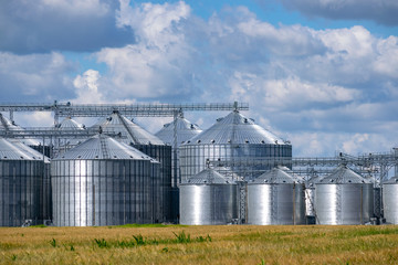 Grain elevator silos © Maksym Dragunov