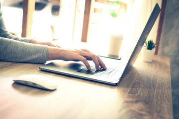 Fototapeta premium azjatycka kobieta za pomocą laptopa zrobić aktywność online na drewnianym stole w biurze domowym.