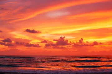 Fototapeten Dramatischer Sonnenunterganghimmel über dem tropischen Meer. © Tanes